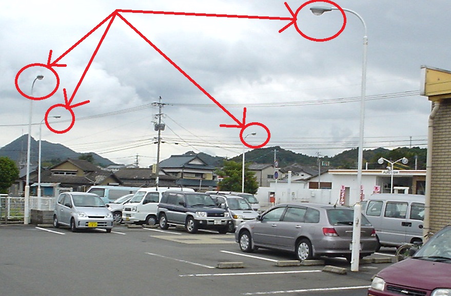 繁盛立地の紐解き　繁盛する駐車場「使いやすい駐車場８つの条件」　条件7夜間照明が全体に行き渡るようにすること　写真3. 夜間照明が全体に行き渡った駐車場